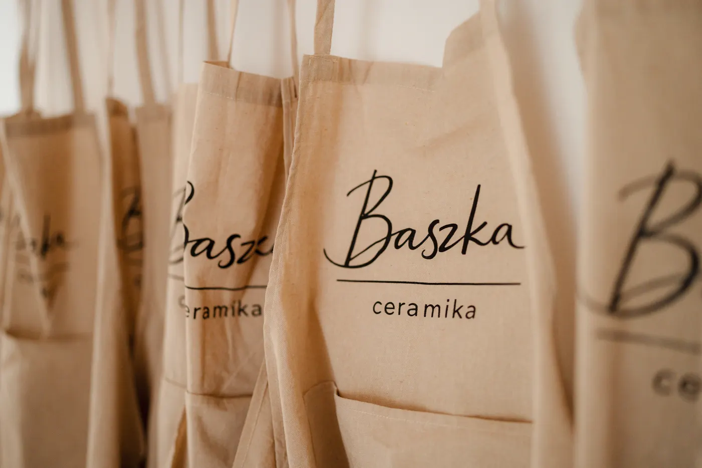 Lniane fartuchy z logo Baszka ceramika