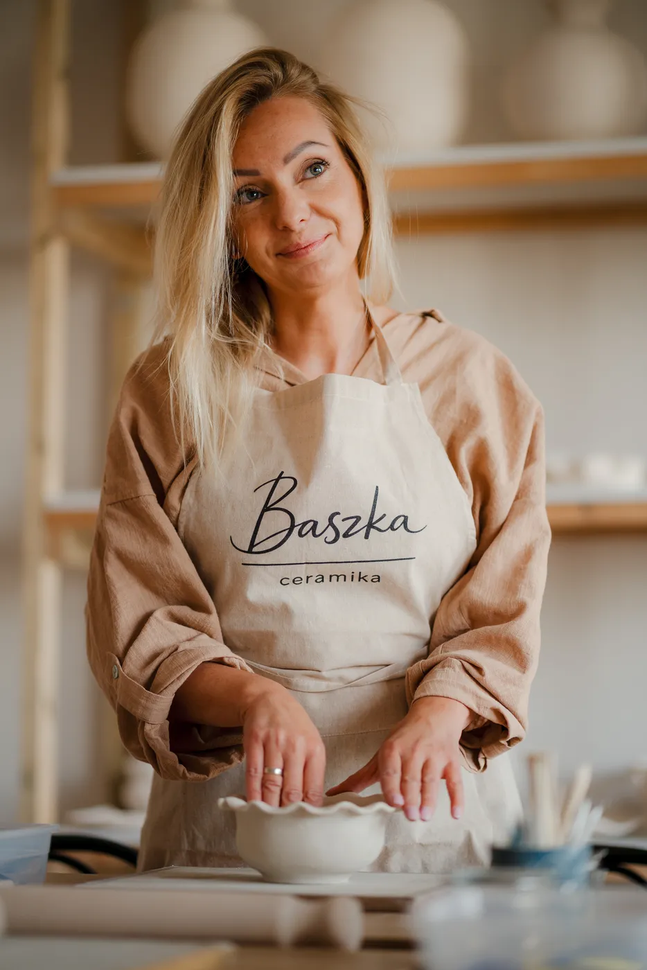 Basia formuje miseczkę z falbanką przy stole