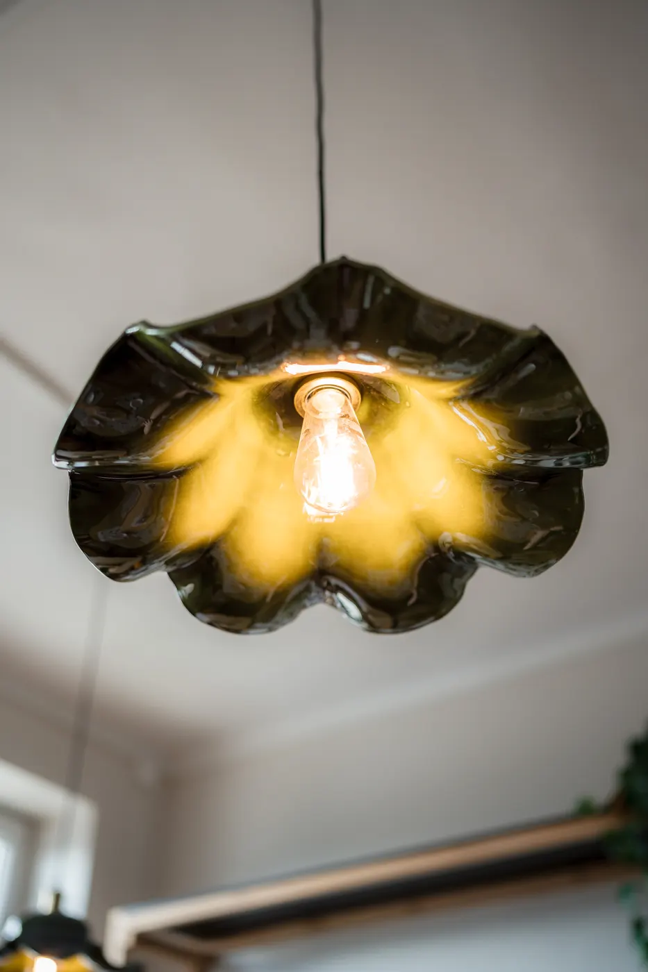 Ceramiczna lampa w kształcie kwiatu z ciepłym światłem